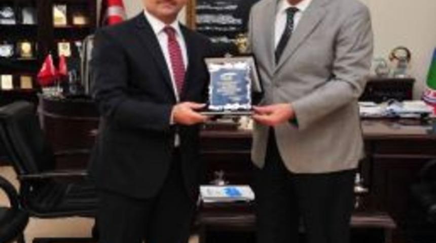 Başkan &Ccedil;alkaya&rsquo;ya Sgk Plaketi