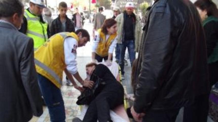 Motosikletin &Ccedil;arptığı Kadın Yaralandı