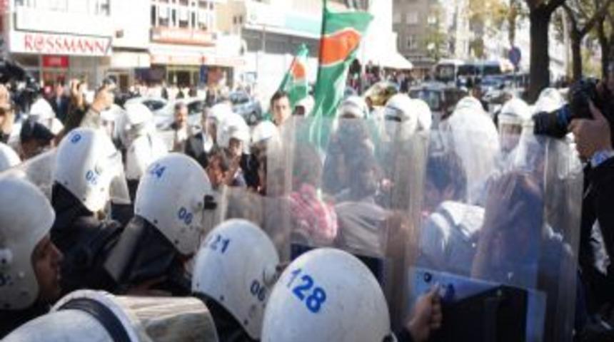 Y&Ouml;K&rsquo;e Y&uuml;r&uuml;mek Isteyen Gruba Polis M&uuml;dahale Etti: 24 G&ouml;zaltı