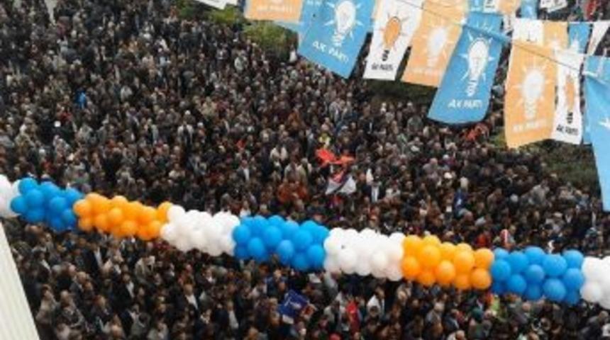 Vanlılar Yağmur Altında Başbakanı Bekliyor