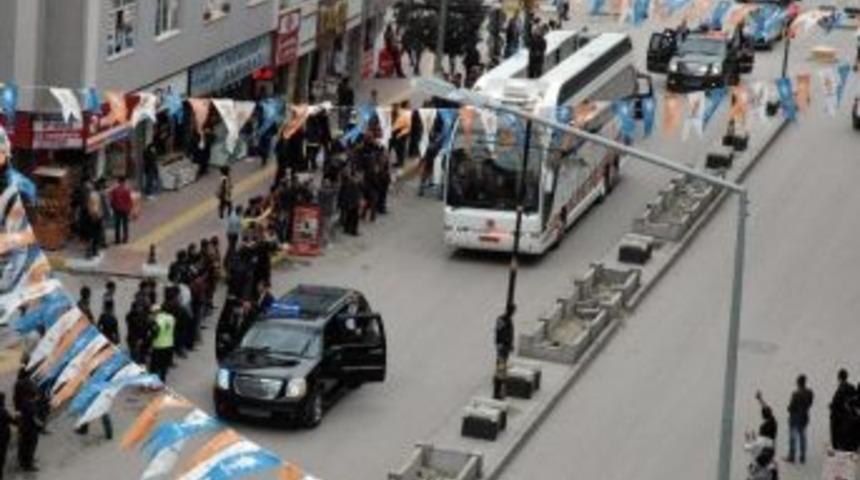 Vanlılar Başbakanı Sevgi G&ouml;sterileriyle Karşıladı