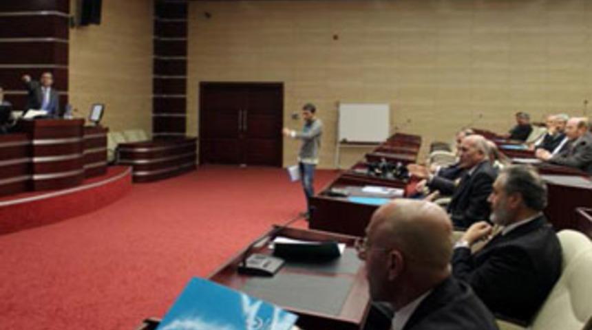 Vali yardımcısı ayağa kalkmayan y&ouml;neticileri fır&ccedil;aladı