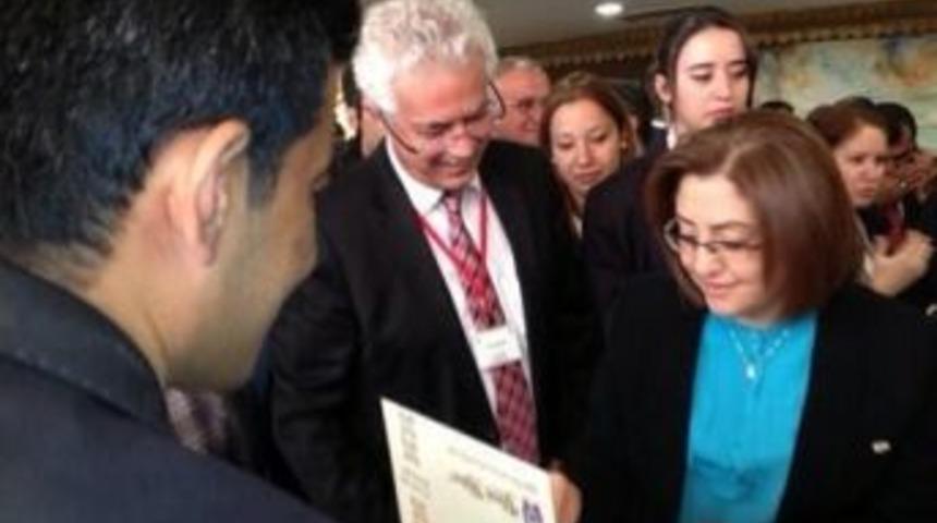 T&uuml;rkiye Kent Konseyi Birliği&rsquo;nin Gaziantep&rsquo;teki &lsquo;engelsiz Kentler &Ccedil;alıştayı&rsquo;na Katılan Aile Ve Sosyal Politikalar Bakanı Fatma Şahin Adana Standına &Ouml;zel İlgi G&ouml;sterdi