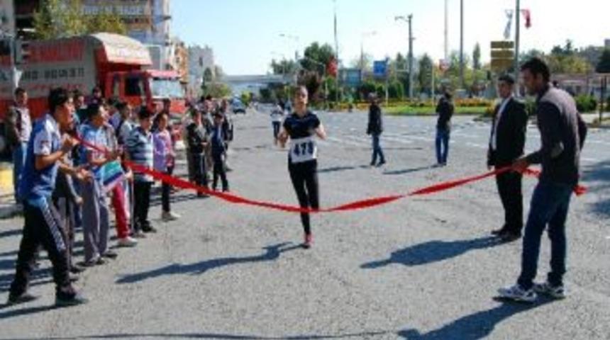 Cumhuriyet Yol Koşusu Yapıldı