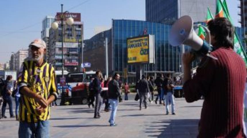 ODT&Uuml;'l&uuml; Eylemcileri 'tiye' Alan Ankarag&uuml;c&uuml;l&uuml; Taraftar, Orkestra Şefliği Yaptı