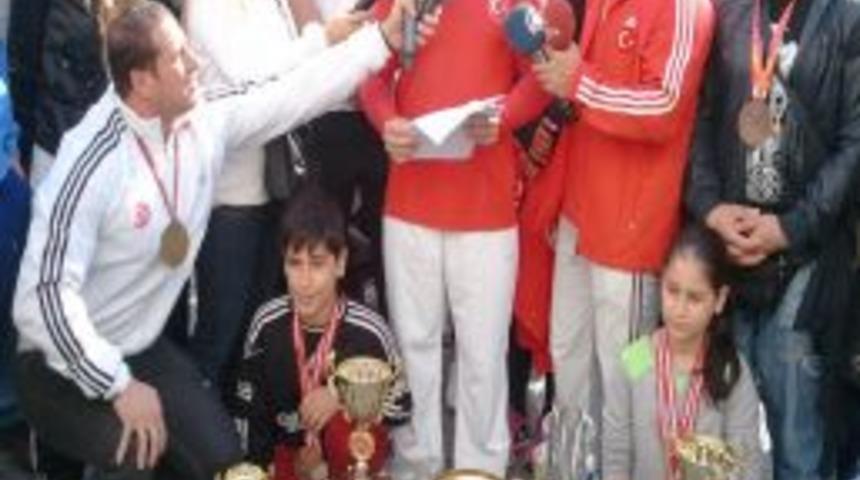 Fitness Sporcuları, Bakan Kılı&ccedil;'tan Federasyonlarının Kapatılmamasını Istedi