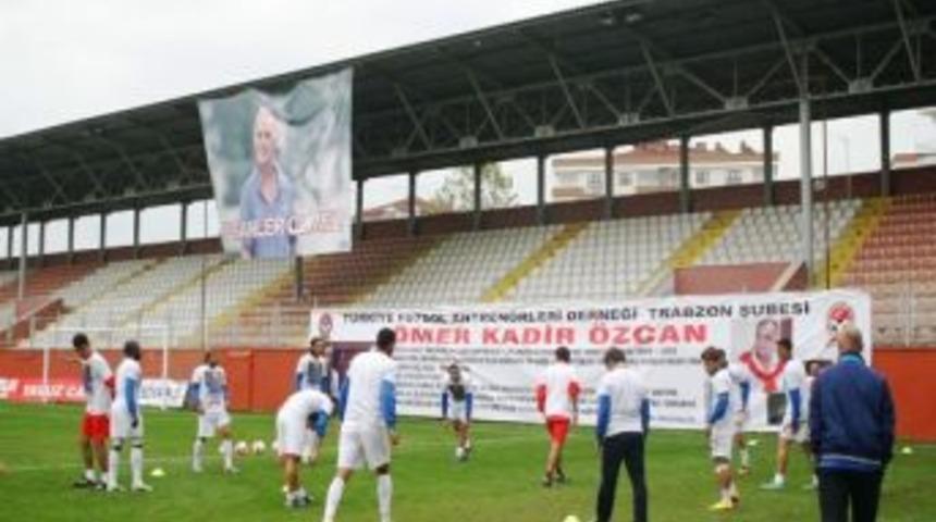 Kadir &Ouml;zcan'ın Anısına Sahaya 'efsaneler &Ouml;lmez' Tiş&ouml;rtleriyle &Ccedil;ıktılar