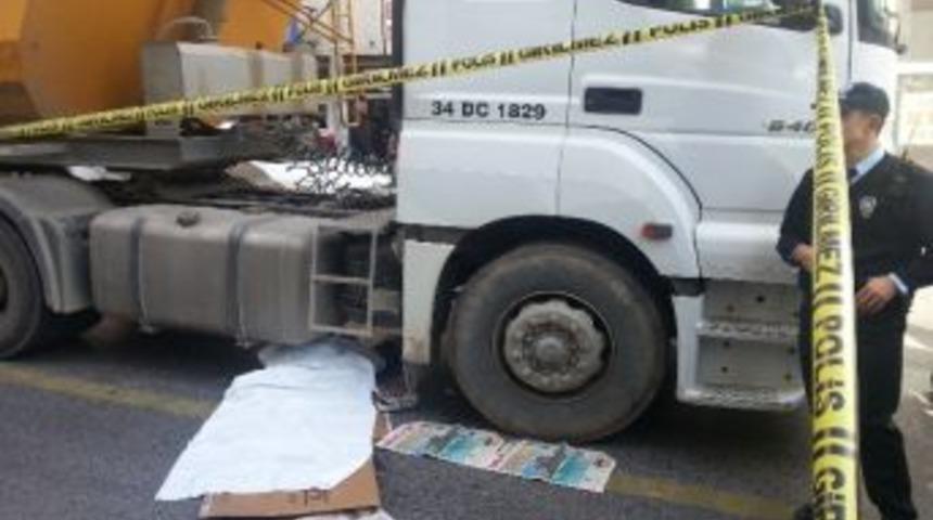 Yolun Karşısına Ge&ccedil;meye &Ccedil;alına Yaşlı Kadın Kamyonun Altında Kaldı