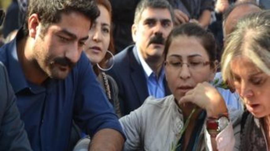 Ethem Sarıs&uuml;l&uuml;k&rsquo;&uuml;n Hayatını Kaybettiği Yere Karanfil Bırakıldı