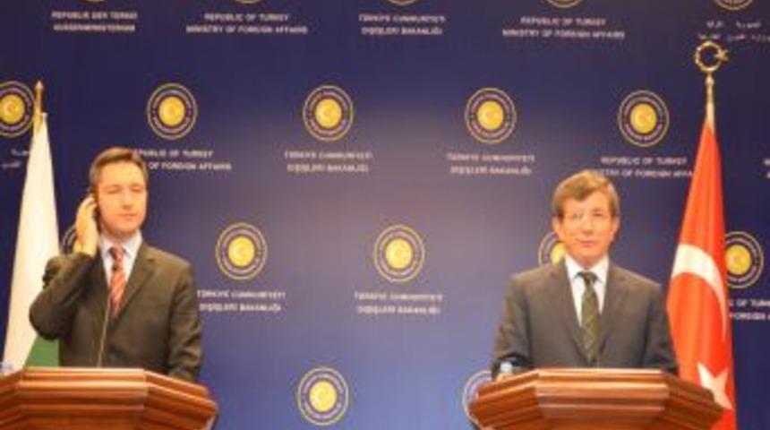 Davutoğlu: Biz Suriye Konusunda Insani Sorumluluğumuzun Gereğini Yapıyoruz