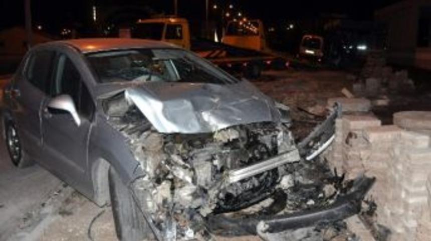 Kaza Yapan S&uuml;r&uuml;c&uuml; Kaldırımdaki &Ouml;ğrencilere &Ccedil;arptı: 4 Yaralı