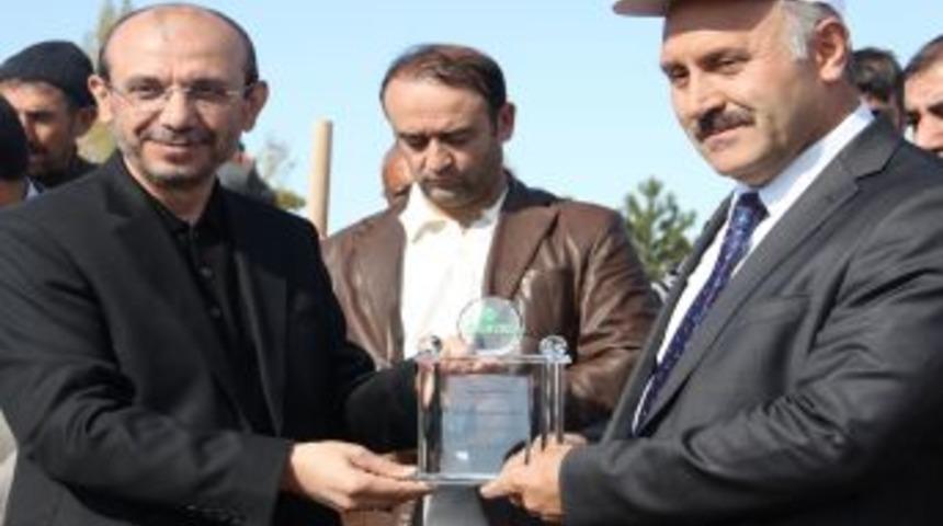 &Ccedil;evreci Belediye Başkanı &Ouml;d&uuml;l&uuml; Polat'ın