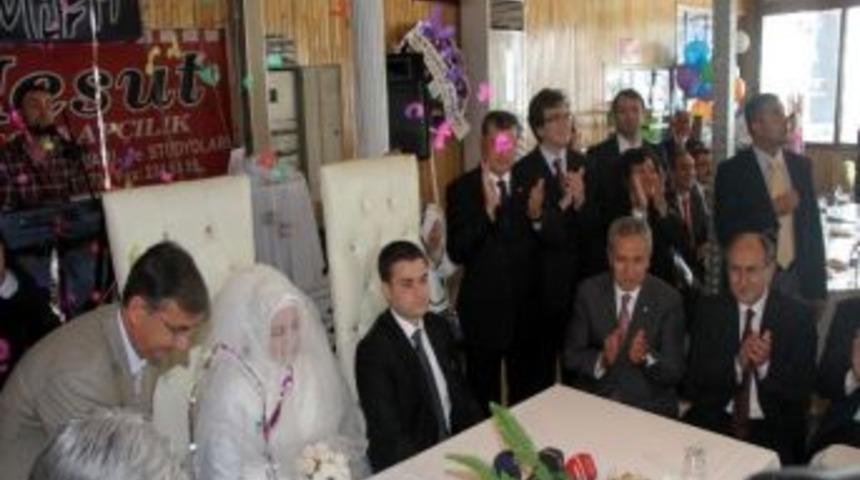 Başbakan Yardımcısı Arın&ccedil; Akhisar'da Nikah Şahidi Oldu