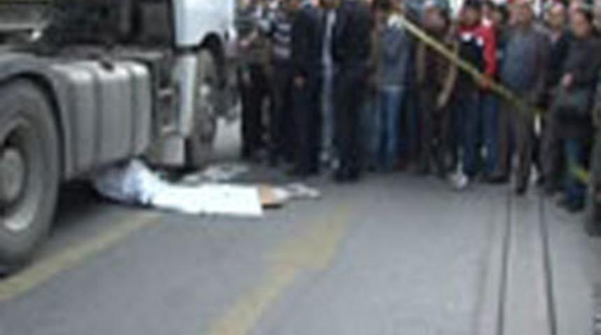 Kamyonun altında feci şeklide can verdi
