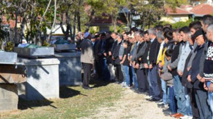 &Ouml;ld&uuml;rd&uuml;ğ&uuml; oğullarıyla yanyana g&ouml;m&uuml;ld&uuml;