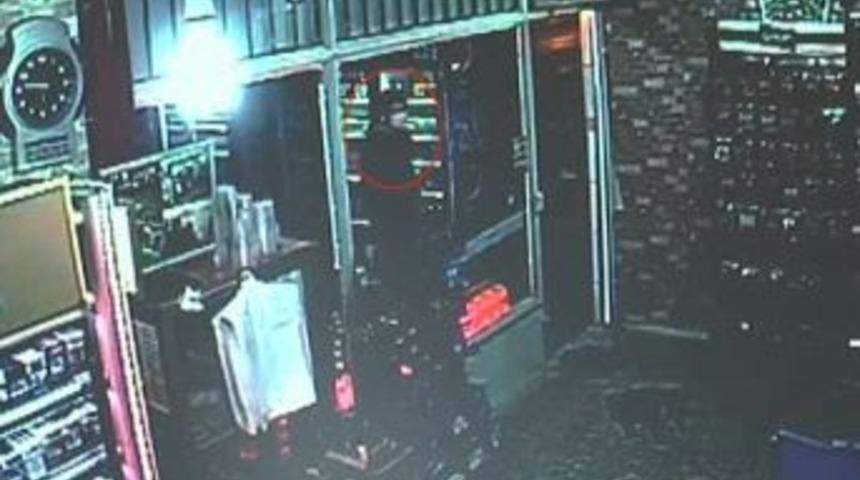 Uyuyan Market Sahibinin Başına Şişeyle Vurup Soyguna Kalkıştı