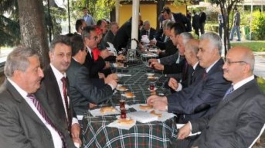 Doktor Başkandan Protokol &Uuml;yelerine &ldquo;&uuml;&ccedil; Beyazdan Uzak Durun&rdquo; Tavsiyesi