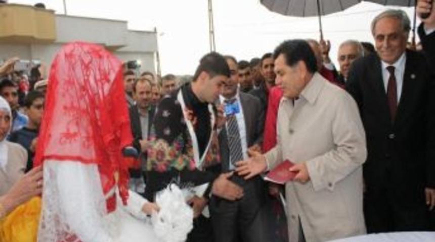 Anayasa Mahkemesi Başkanı Kılı&ccedil; Yağmur Altında Halay &Ccedil;ekti