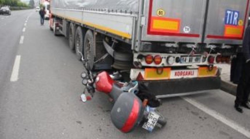Motosikletle Tır&rsquo;a &Ccedil;arpan S&uuml;r&uuml;c&uuml; Hayatını Kaybetti