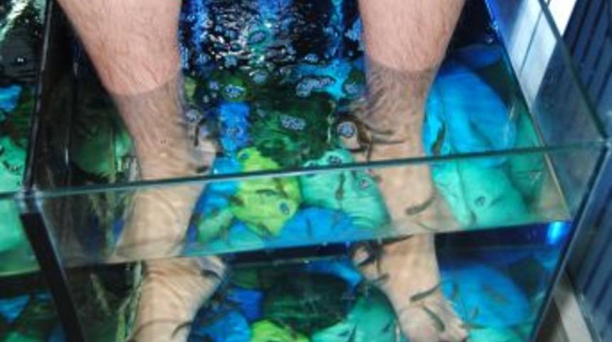 Turistler, G&uuml;n&uuml;n Yorgunluğunu Balıklara Masaj Yaptırarak Atıyor