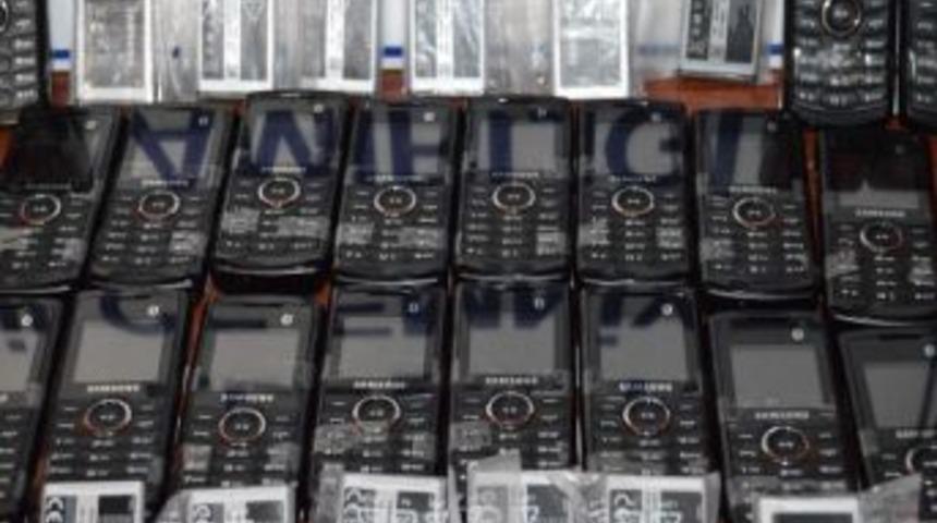 Ağrı'da Kaçak Telefon Ve Sigara Ele Geçirildi