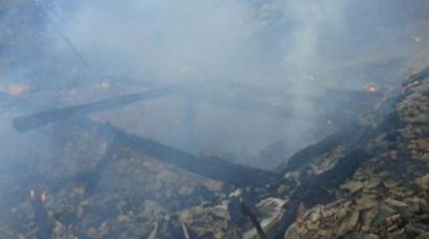 Vezirk&ouml;pr&uuml;&rsquo;de &Ccedil;ıkan Yangında 2 Ev 1 Ambar Yandı