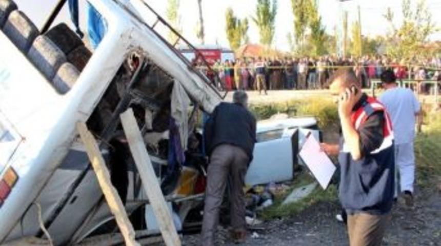 Alaşehir Trafik Kazası: 3 &Ouml;l&uuml;