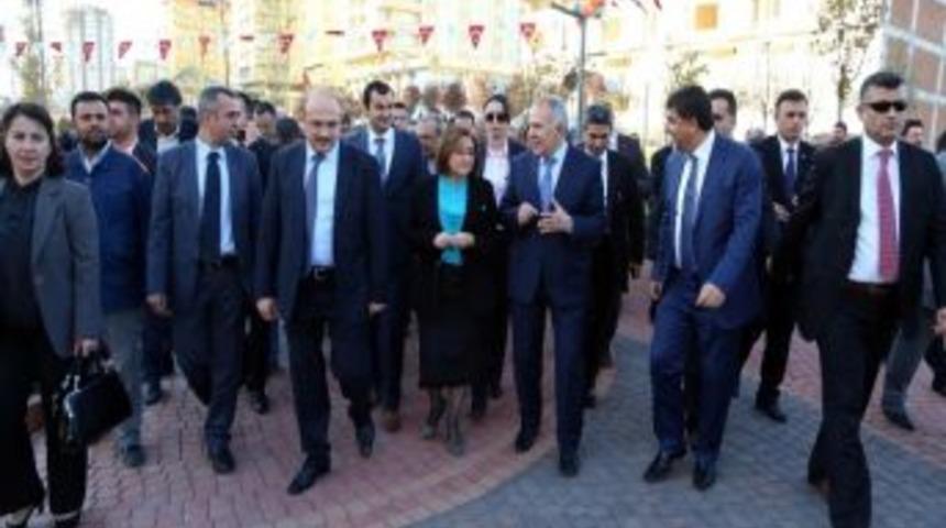 Bakan Şahin, Şehitkamil Belediyesi Anneler Parkı&rsquo;nın A&ccedil;ılışını Yaptı