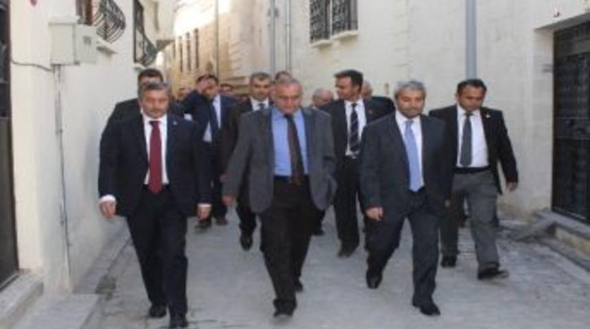 Bakan Erg&uuml;n, Gaziantep&rsquo;in Tarihi Yerlerini Gezdi