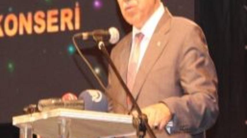 Arın&ccedil;, T&uuml;rk&uuml;lerle Manisa Konserine Katıldı