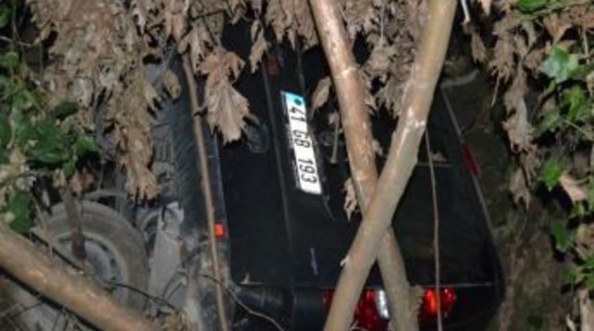 Kocaeli'de Otomobil 20 Metreden Dereye U&ccedil;tu