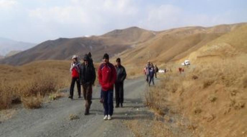 Hakkari&rsquo;de Doğaseverler Y&uuml;r&uuml;y&uuml;ş Yapıp Halay &Ccedil;ekti