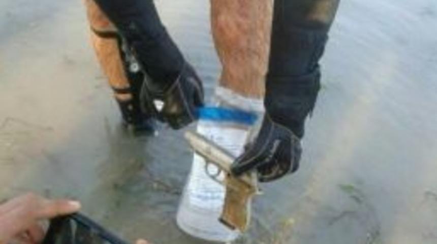 Polis Baraj G&ouml;l&uuml;nde Silah Buldu