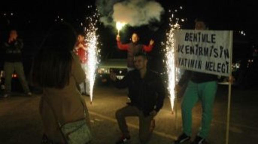 (&ouml;zel Haber) Sokak Ortasında Şaşırtan Evlilik Teklifi