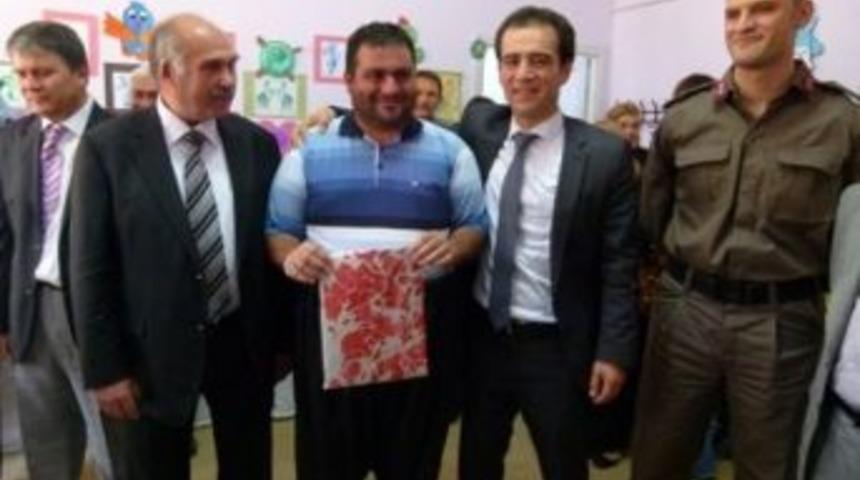 Karaisalı Kaymakamı Hakkı Başhan, Engellilerin Sergi A&ccedil;ılışında