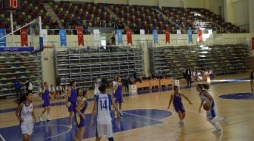&Uuml;niversiteli Basket&ccedil;iler Sezonun İlk Ma&ccedil;ında Galibiyet Aldı