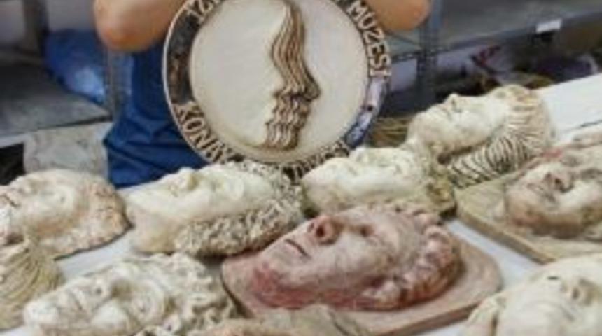 M&uuml;ze Logosuna Sanat&ccedil;ı Eli