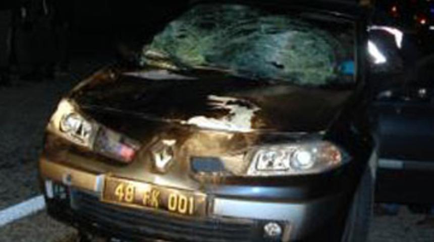 Belediye başkanının aracı yaşlı &ccedil;ifte &ccedil;arptı