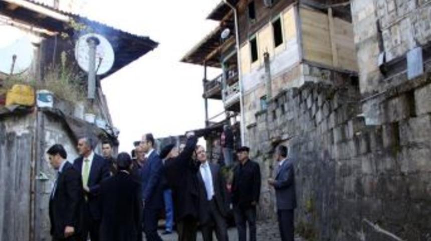 Rize Valisi &Ccedil;akır, Tarihi Binalardaki Restorasyon &Ccedil;alışmalarını Inceledi