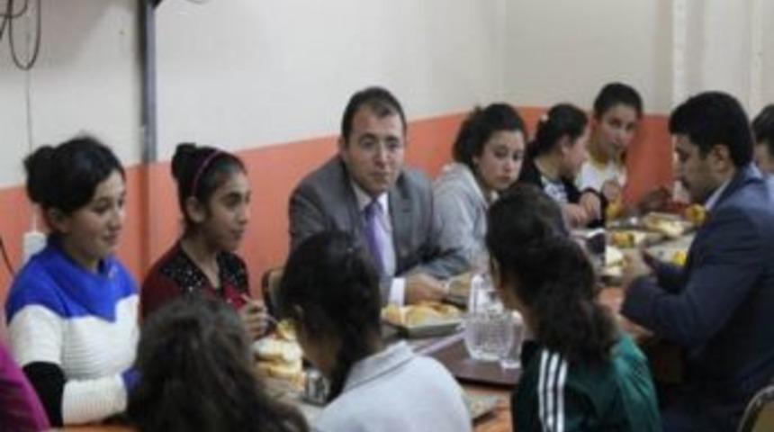 Selim Kaymakamı Kız Yurdu&rsquo;nda &Ouml;ğrencilerle Akşam Yemeği Yedi