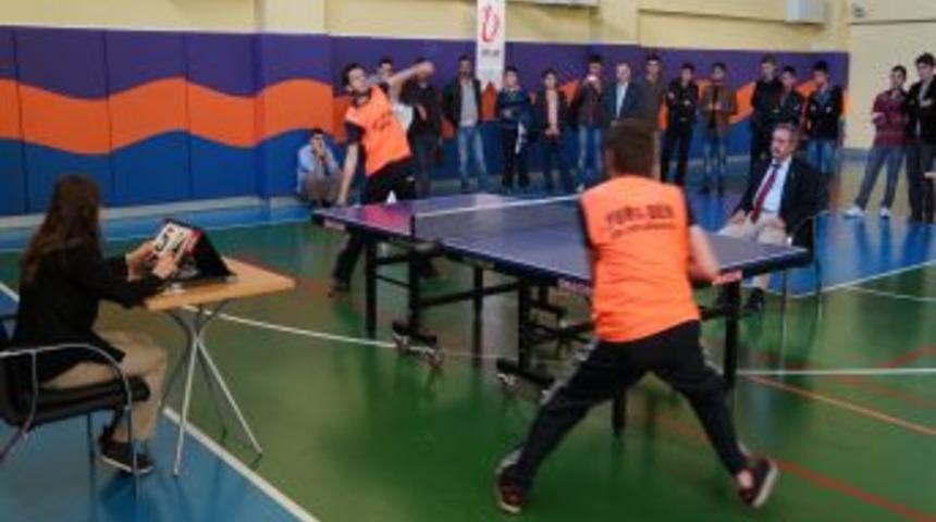 &Uuml;niversite &Ouml;ğrencileri Masa Tenisi Turnuvasında Ter D&ouml;kt&uuml;