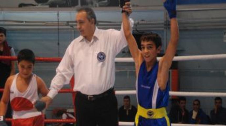 Fenerbahçe'nin Genç Boksörleri Rakiplerine Ringi Dar Etti