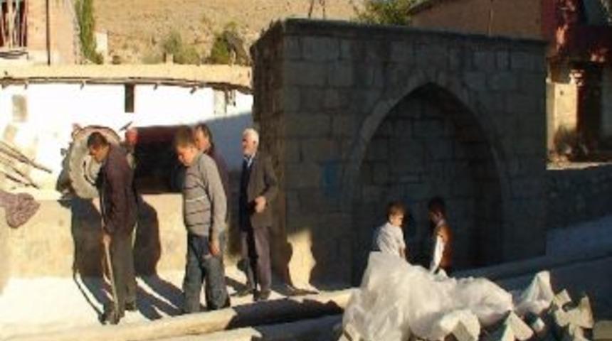 G&ouml;zene K&ouml;y&uuml;ndeki 325 Yıllık &Ccedil;eşme Tamir Ediliyor