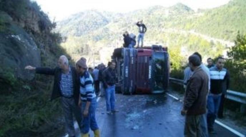 20 Ton Balık Y&uuml;kl&uuml; Tır Devrildi, Yol 3 Saat Ulaşıma Kapandı