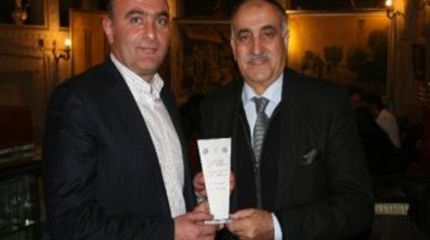 İktisat Sempozyumuna Katkı Sağlayan Kurumlara Plaket