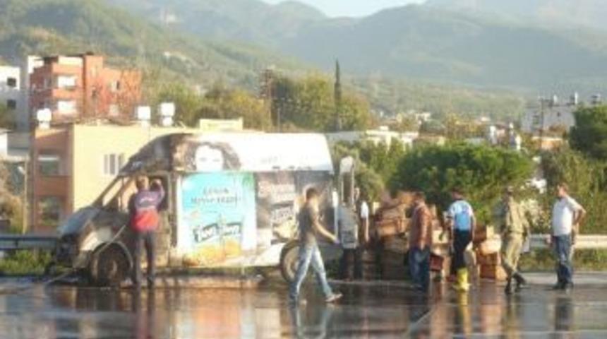 Otoyolda &Ccedil;ay Y&uuml;kl&uuml; Kamyonet Yandı