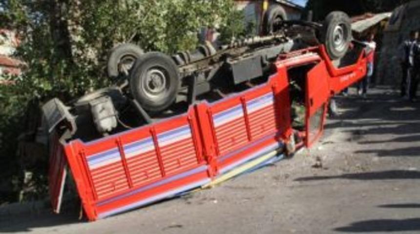 Freni Boşalan Kamyon Bahçe Duvarını Yıkarak Yola Düştü