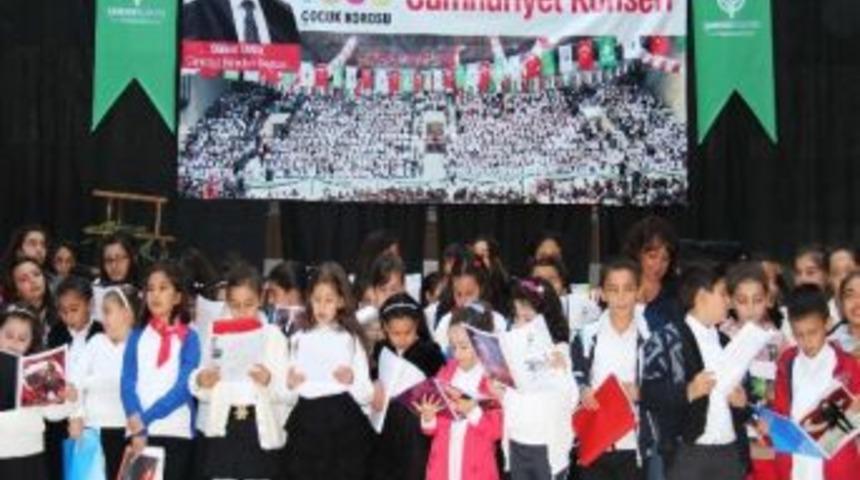 Bin &Ccedil;ocuk Korosundan Muhteşem Cumhuriyet Konseri