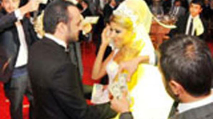 Aşiret d&uuml;ğ&uuml;n&uuml;nde dolar yağmuru