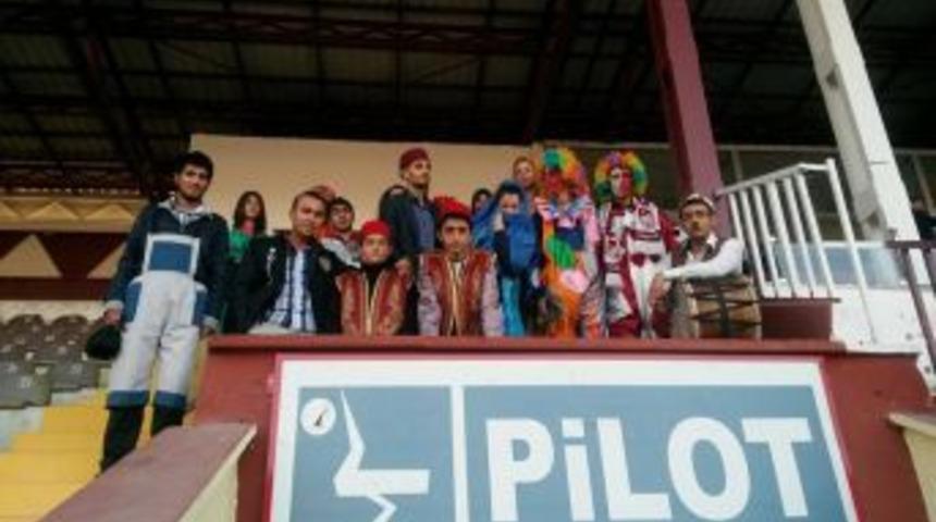 Polis Memurları Bir Kez Daha G&uuml;l&uuml;msetti